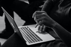 persona escribiendo en un portátil