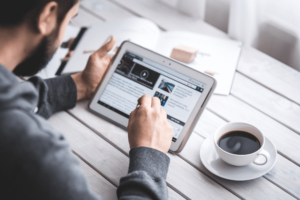 En la actualidad, la moda se posiciona como un sector en auge, principalmente en el entorno digital. Así, las grandes marcas se han volcado en el desarrollo de estrategias online. En este sentido, el marketing de moda, como se ha bautizado, emplea estrategia conocidas y las adapta a las necesidades específicas de la industria.